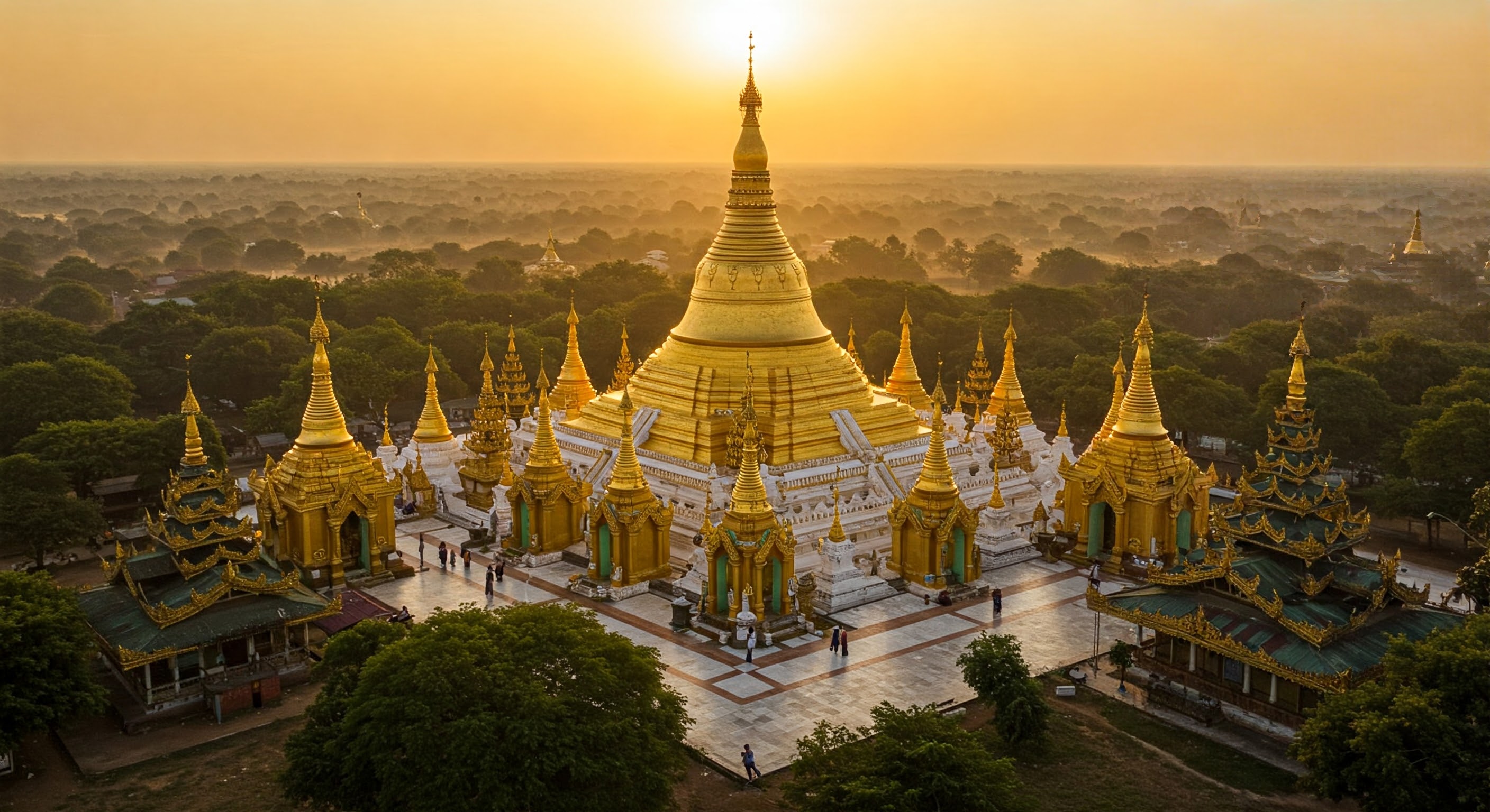 Golden stupas in Shwesandaw Pagoda